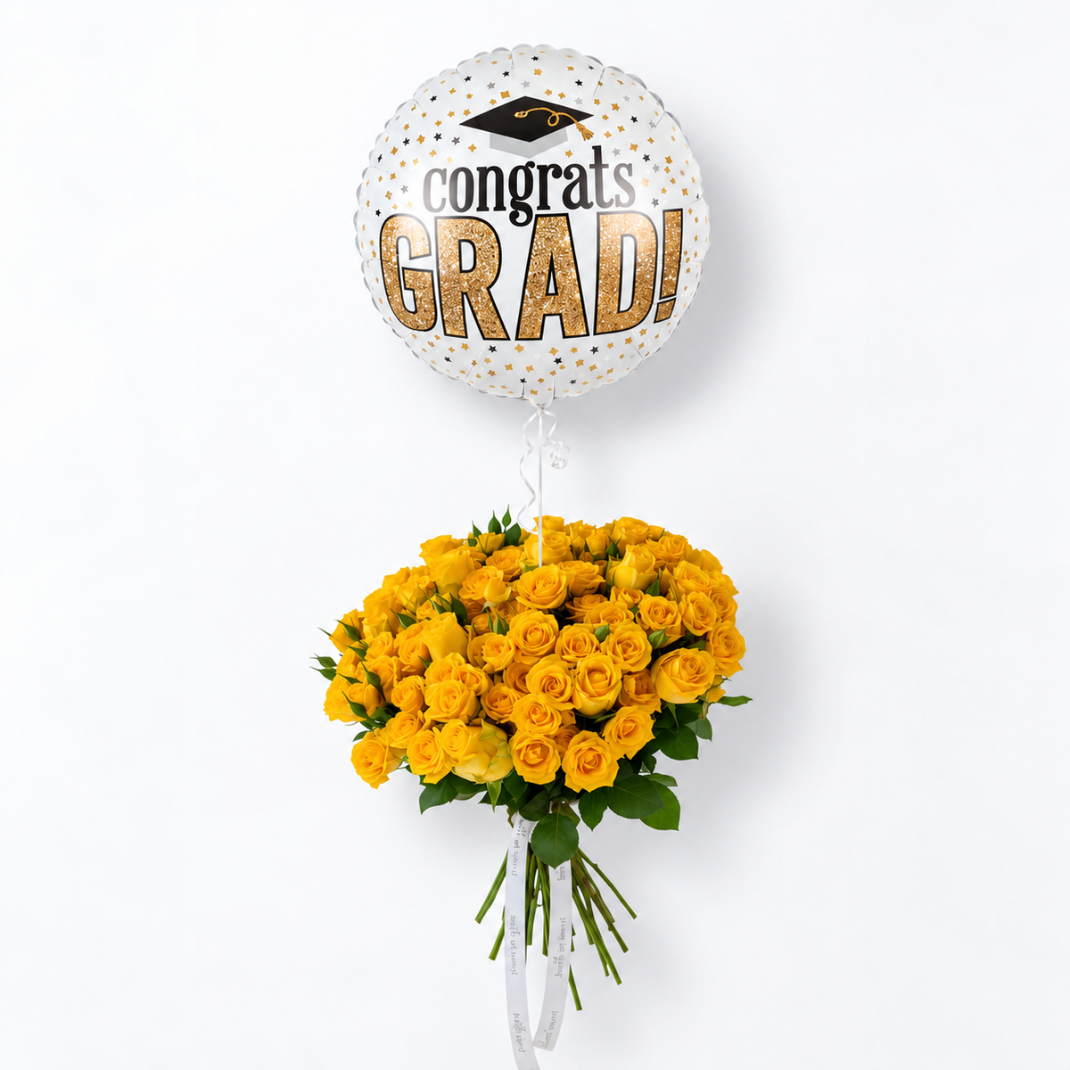 Happy moments من Fleurs De La Sagesse. باقة ورود صفراء مع بالون تخرج مكتوب عليه congrats GRAD
