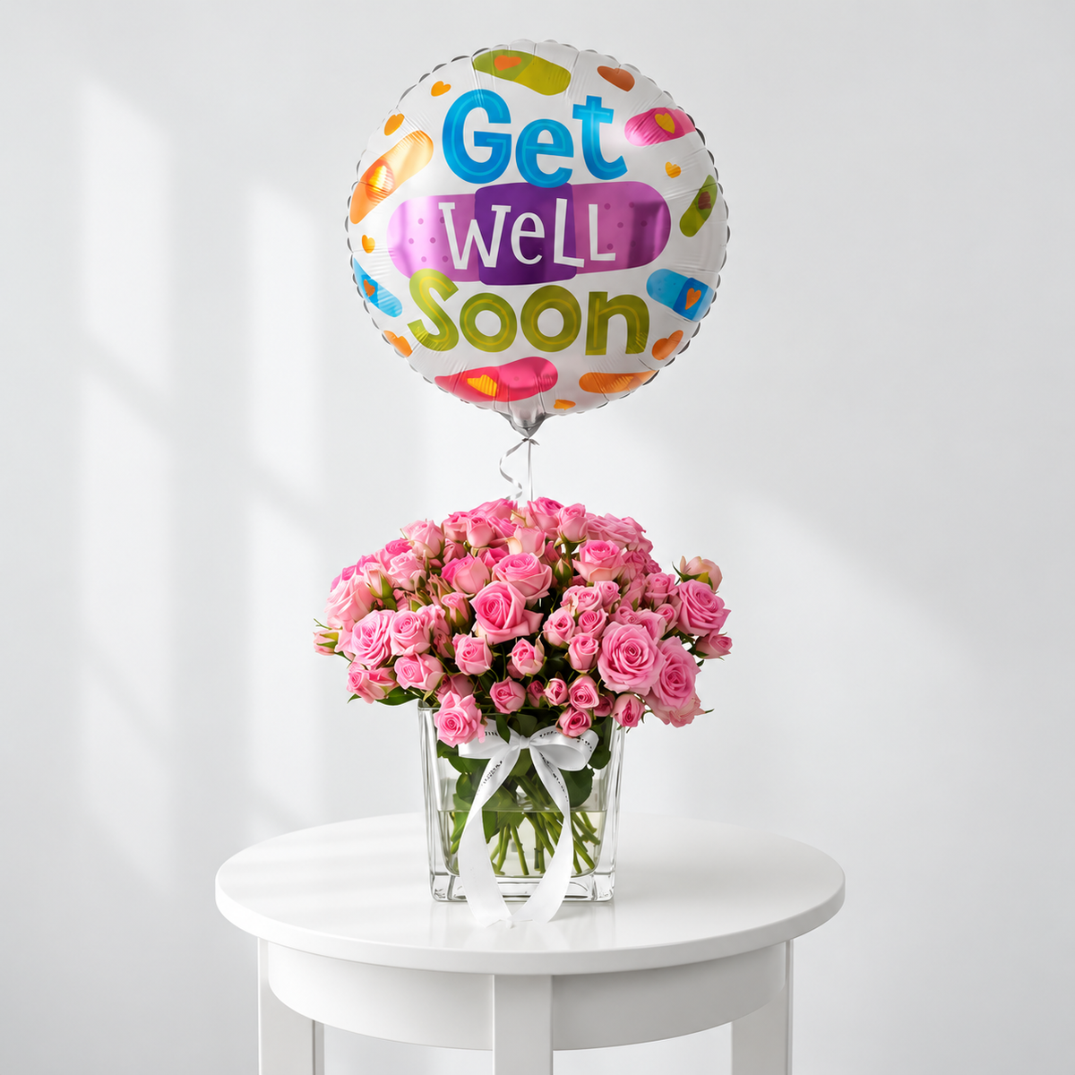 زهور Get Well Soon مع بالون من Fleurs De La Sagesse – مزهرية ورود. ورود وردية في مزهرية شفافة مع بالون Get Well Soon
