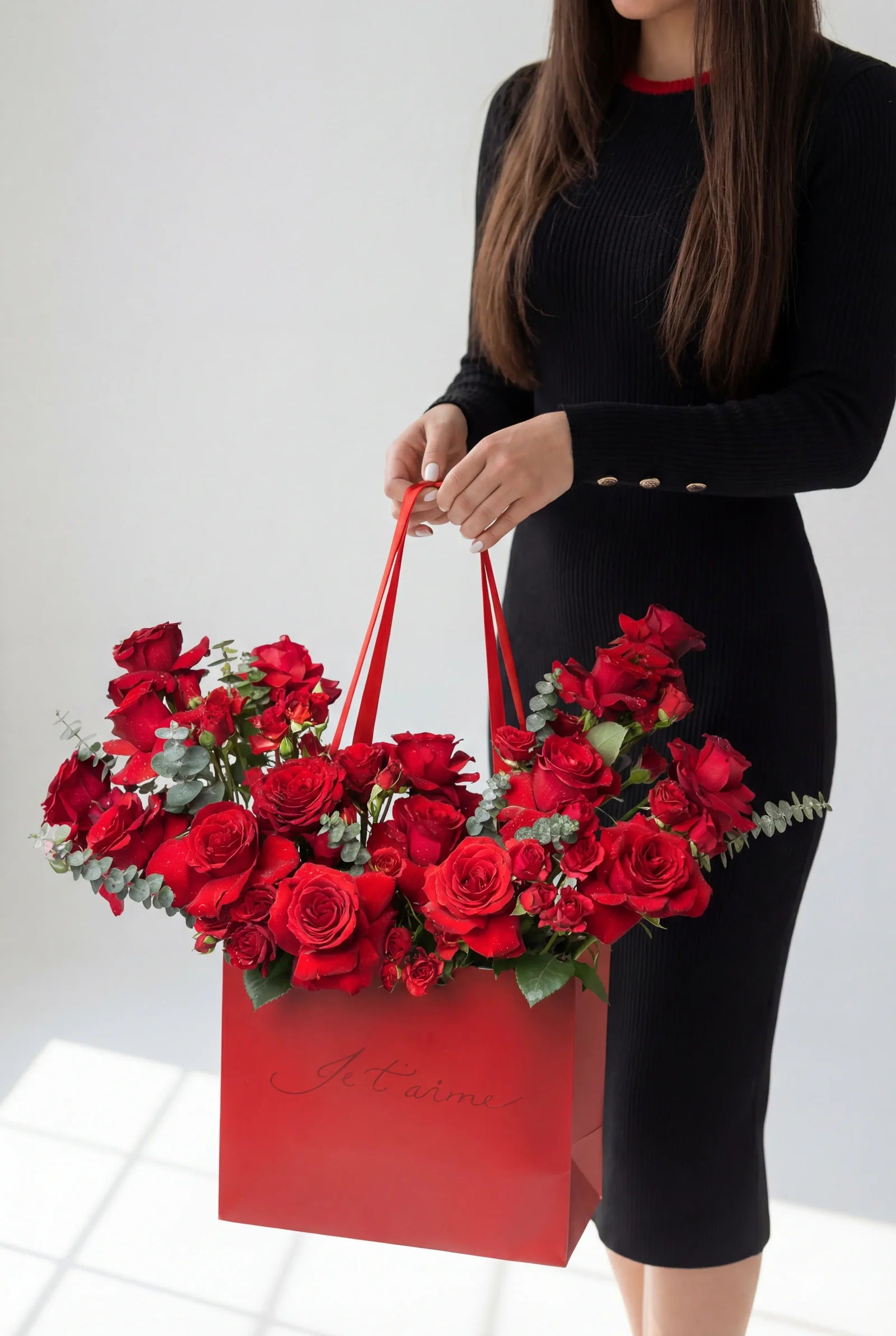 Red roses arrangement in Je taime bag for romantic gifting in Lebanon by Beit El Ward