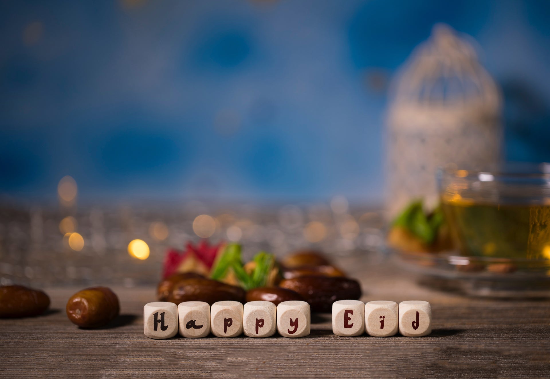 Eid gift delivery in Lebanon with flowers and holiday gift boxes