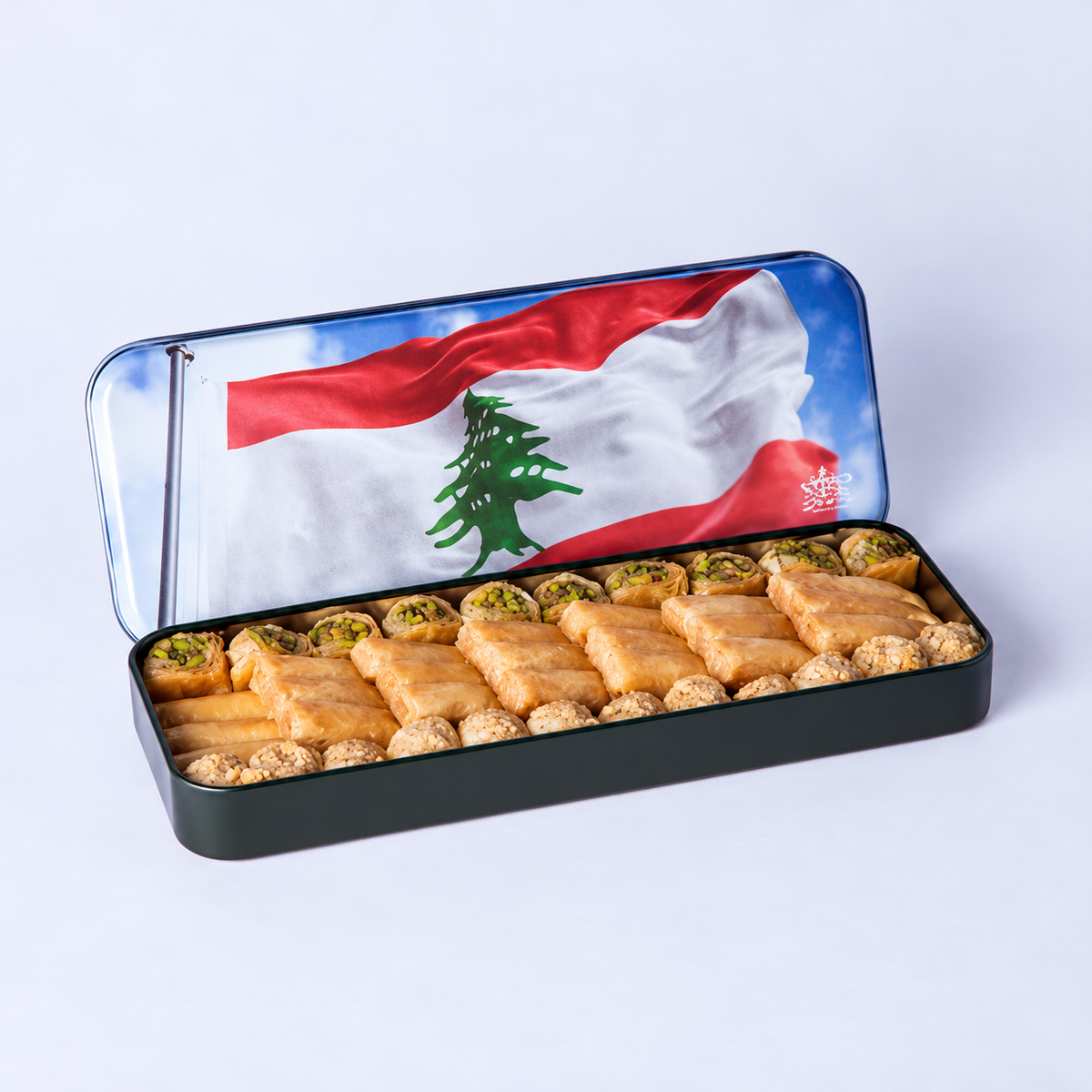 مجموعة علم لبنان من حلويات الدويهي ~ 45 قطعة. بقلاوة مشكلة في علبة مفتوحة برسم العلم اللبناني على الغطاء