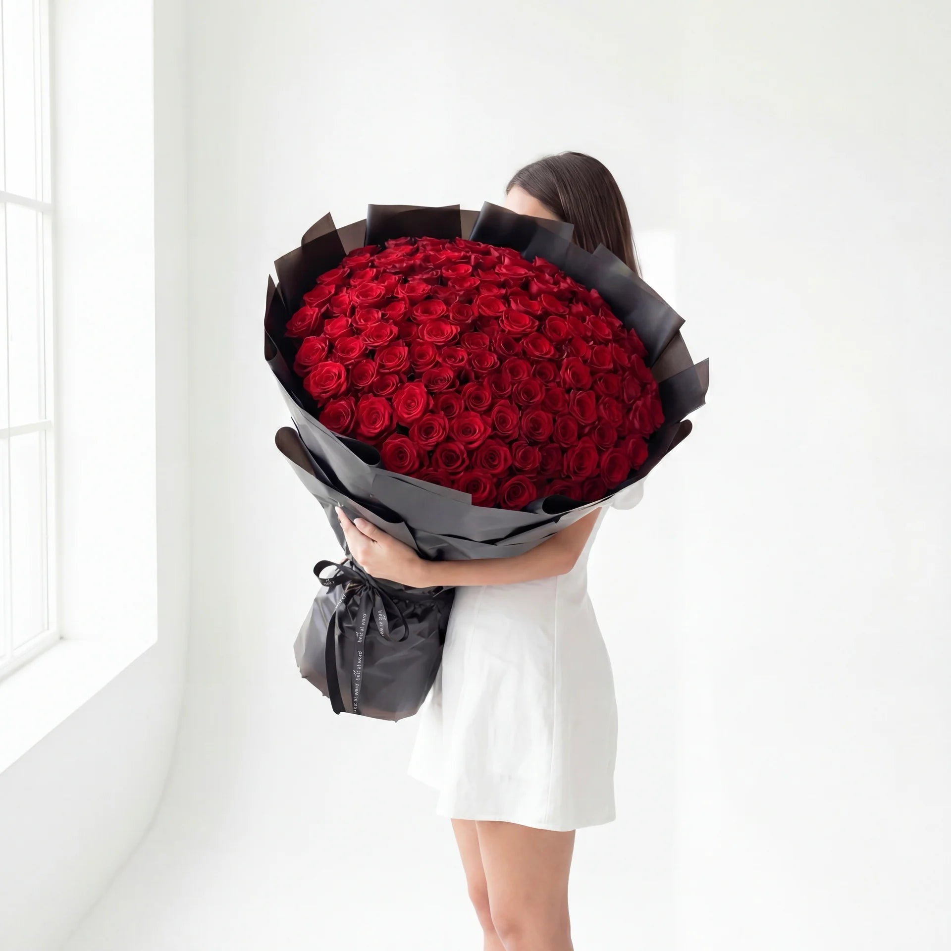 200 Kisses grand bouquet of 200 red roses wrapped in black paper for luxury flower delivery in Lebanon by Idole Lebanon