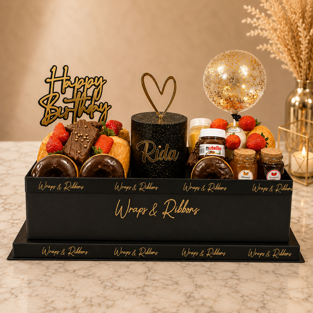علبة فطور كبيرة مع كيك (علبة سوداء) من Wraps & Ribbons